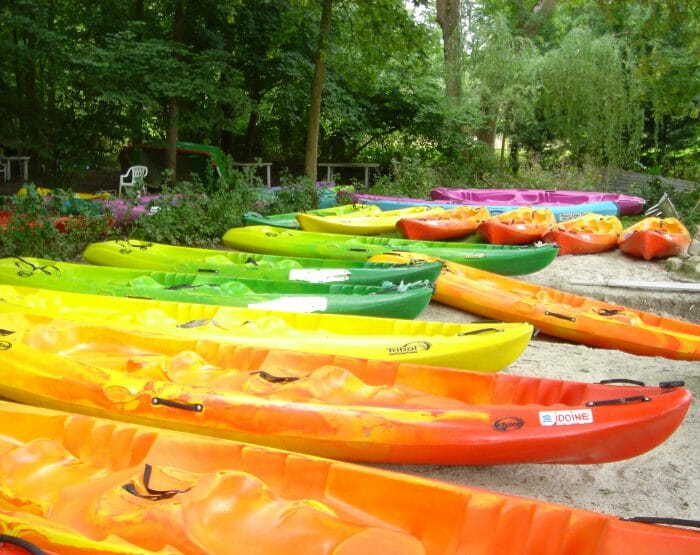 Prenez place à bord de canoës ou de kayaks "SIT ON TOP" auto-videurs, pour profitez pleinement et en toute sécurité de votre journée.