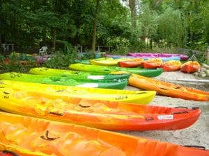 Prenez place à bord de canoës ou de kayaks "SIT ON TOP" auto-videurs, pour profitez pleinement et en toute sécurité de votre journée.