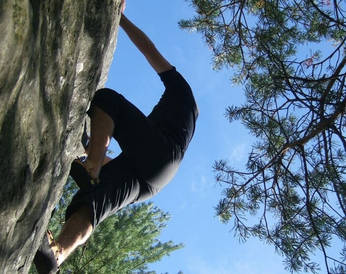 Escalade sur les blocs de Fontainebleau.JPG Outre des passages pour tous les niveaux et tous les goûts, c'est l’occasion de venir découvrir de magnifiques paysages et des lieux insolites.