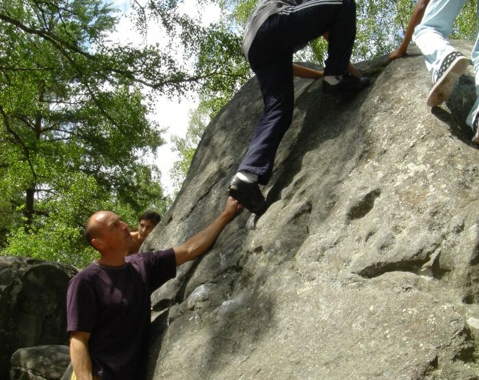 Initiation par nos BE à la pratique de l'escalade.JPG Pour une sortie scolaire ou un centre de loisirs, nos moniteurs diplômés d’état peuvent prendre en charge un groupe d’enfants pour une initiation ou un perfectionnement à la pratique de la Varrape.