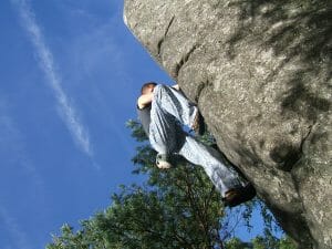 Nos moniteurs diplômés d'Etat vous donneront toutes les clés pour débuter et améliorer votre pratique de l'escalade : le placement des pieds, l'économie des forces, l'observation attentive de la dalle, la recherche du beau geste.
