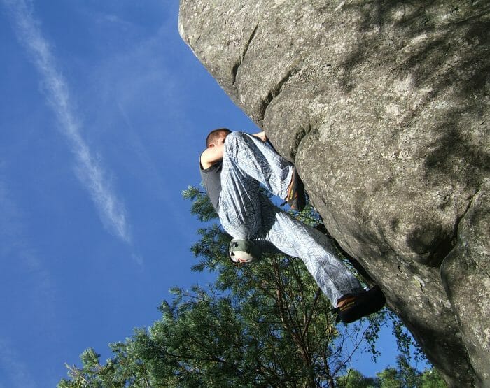 Pratique de l'escalade en foret de Fontainebleau.JPG Nos moniteurs diplômés d'Etat vous donneront toutes les clés pour débuter et améliorer votre pratique de l'escalade : le placement des pieds, l'économie des forces, l'observation attentive de la dalle, la recherche du beau geste.